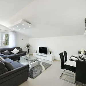 Appartement Monika - Private Terrace & Parking, Zadar